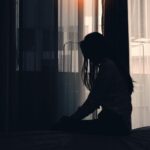 Puste łóżko w jasnym pokoju terapeutycznym – symbol początku terapii stacjonarnej uzależnień i konfrontacji z sobą