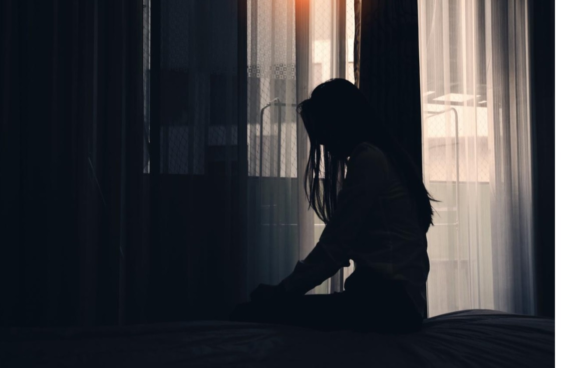 Puste łóżko w jasnym pokoju terapeutycznym – symbol początku terapii stacjonarnej uzależnień i konfrontacji z sobą